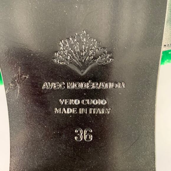 AVEC MODERATION Size 6 Green Natural Leather Embellishment Slip On Sandals - Picture 8 of 9